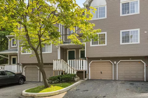 12 Hilltop Ter, Clarkstown, NY 10954