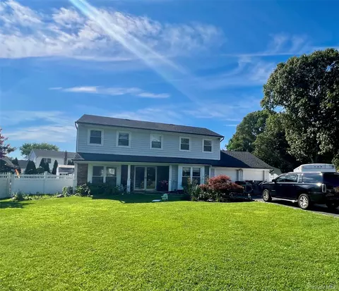 7 Carston St W, Selden, NY 11784