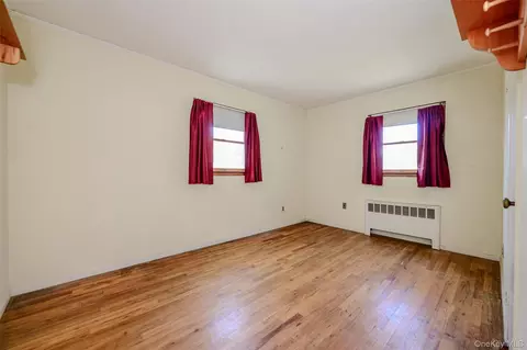 Bedroom - 87 Central Park Rd, Plainview, NY 11803 photo 2 of 3