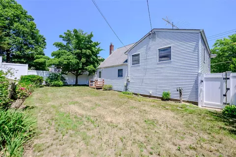 Exterior - 87 Central Park Rd, Plainview, NY 11803 photo 4 of 5