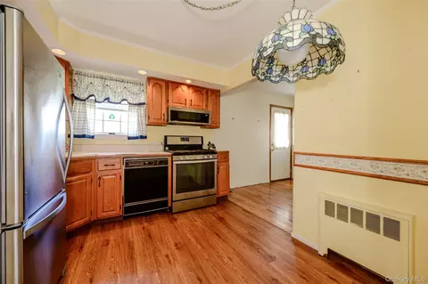 Kitchen - 87 Central Park Rd, Plainview, NY 11803 photo 2 of 2