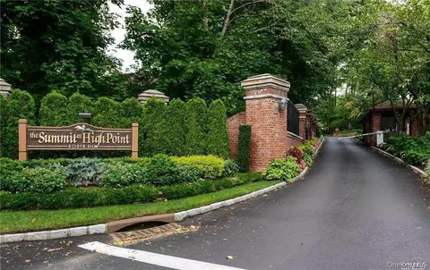 11 Pony Cir, North Hempstead, NY 11577