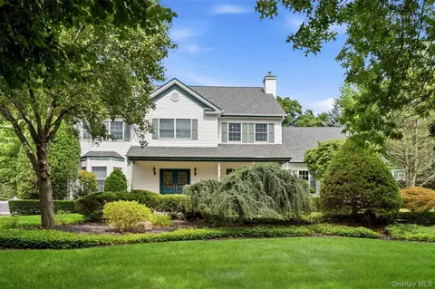 14 Dupont Ct, Dix Hills, NY 11746