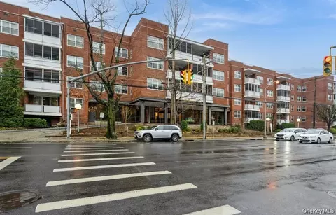 1 Kensington Gate #211, North Hempstead, NY 11021