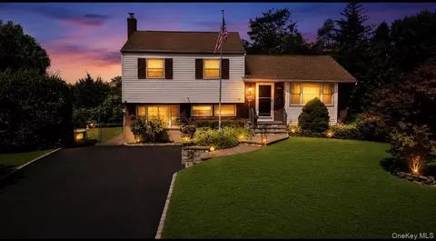 10 Meredith Dr, Greenlawn, NY 11740