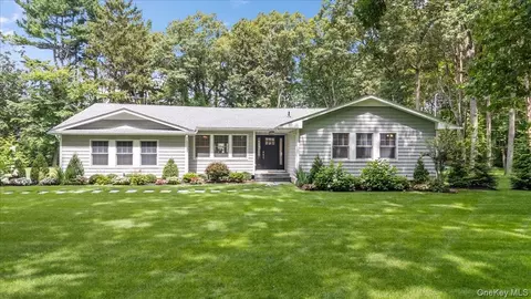 23 Overlook Dr, Syosset, NY 11791