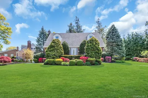 304 Old Courthouse Rd, North Hempstead, NY 11040