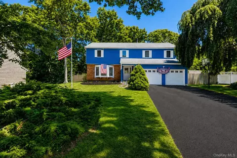 5 Leon Ct, Centereach, NY 11720