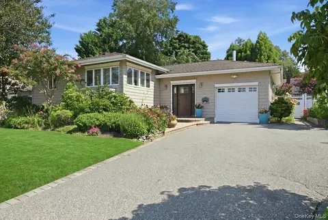 2891 Montgomery St, Wantagh, NY 11793