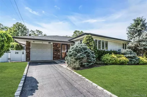 24 Lewis Ln, North Hempstead, NY 11050