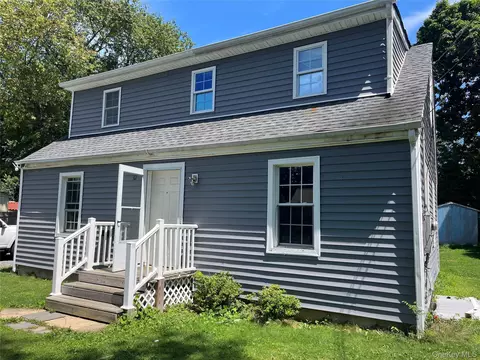32 7th Ave S, Huntington Station, NY 11746