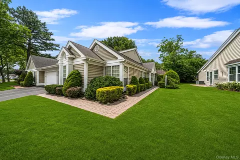 276 Glen Dr, Ridge, NY 11961