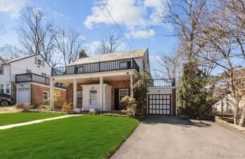 8 Plymouth Rd, North Hempstead, NY 11023