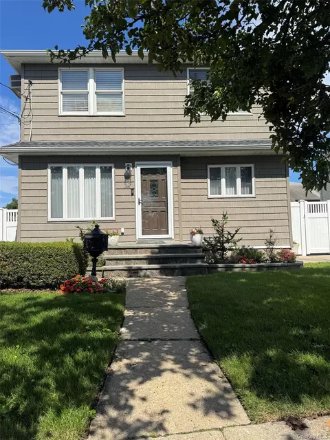 110 Bert Ave, Westbury, NY 11590