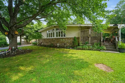 1 Gloria Ct, Clarkstown, NY 10956