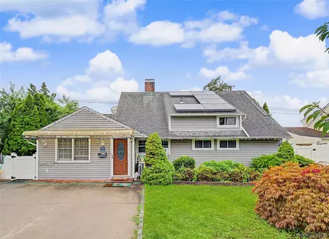 210 Spindle Rd, Hicksville, NY 11801