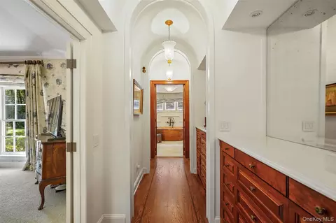 Entry Way - 29 Upper Hook Rd, Katonah, NY 10536 photo 4 of 5