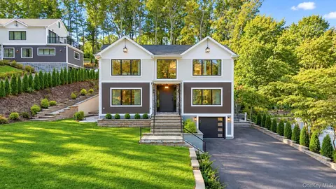 150 Sugar Toms Ln, East Norwich, NY 11732