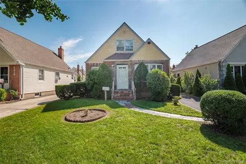 82-53 266th St, Glen Oaks, NY 11004