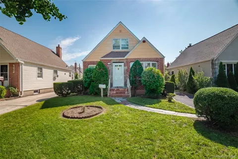 82-53 266th St, Glen Oaks, NY 11004
