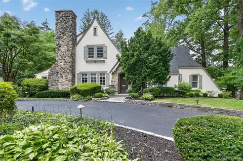 45 Cedar Dr, North Hempstead, NY 11021