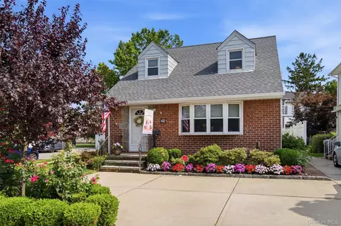 24 Broadmoor Ln, North Hempstead, NY 11590