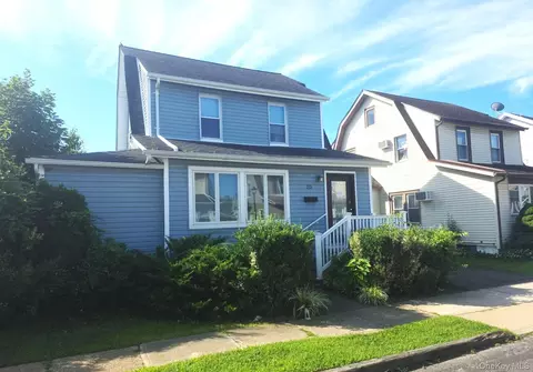 20 Laurel Rd, Lindenhurst, NY 11757