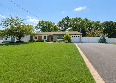 4476 Express Dr S, Ronkonkoma, NY 11779