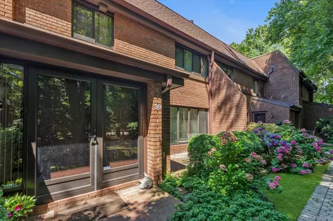 39 Spring Holw, North Hempstead, NY 11576