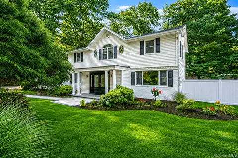 20 Arbor Ln, Dix Hills, NY 11746