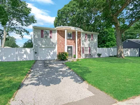 10 Corvair Ln, Selden, NY 11784