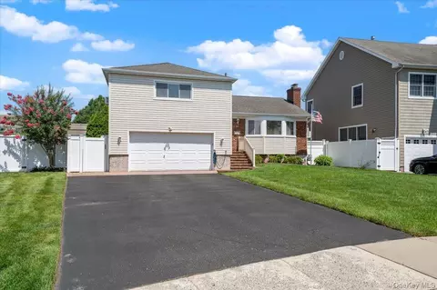 26 Margaret Rd, Massapequa, NY 11758
