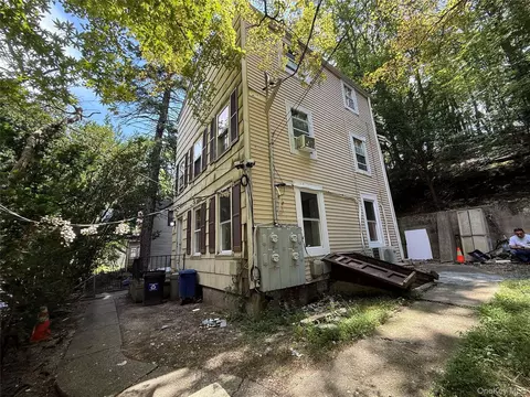 210 Fort Salonga Rd, Northport, NY 11768