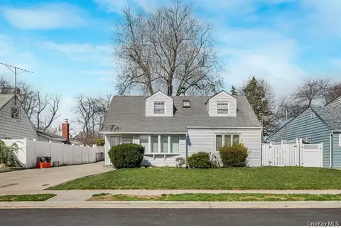 758 Wyngate Dr, Valley Stream, NY 11580