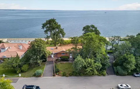 23 Eastland Dr, Glen Cove, NY 11542
