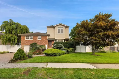 26 Kathleen Dr E, Syosset, NY 11791