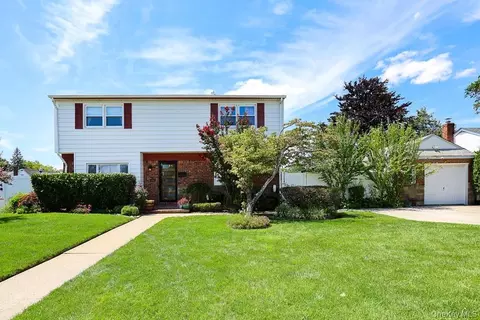 844 Hemlock St, Franklin Square, NY 11010