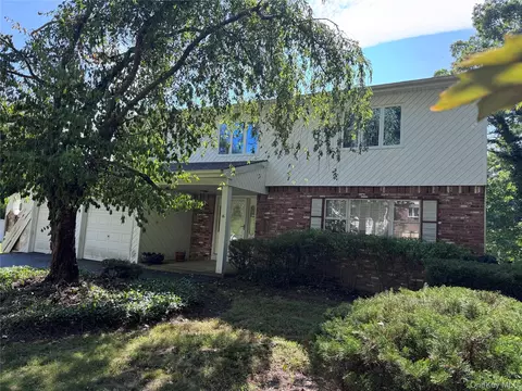 16 Herrick Ave, Dix Hills, NY 11746