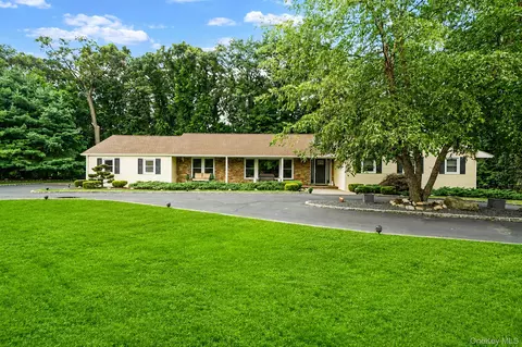 10 Williamsburg Dr, Northport, NY 11768