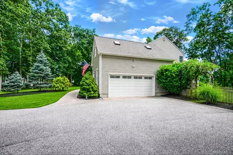 Exterior - 15 Cedar Ln, Brookhaven, NY 11772 photo 4 of 14