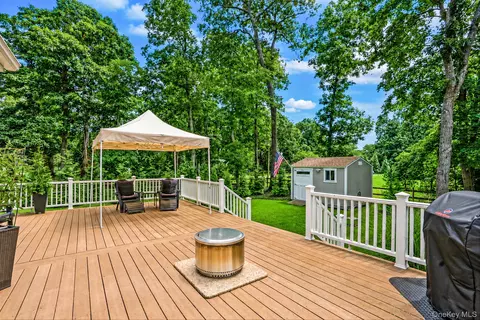 Exterior - 15 Cedar Ln, Brookhaven, NY 11772 photo 5 of 14