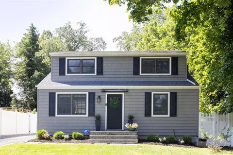 25 Clearfield Pl, Huntington, NY 11743