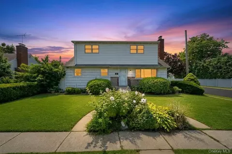10 York St, Hicksville, NY 11801