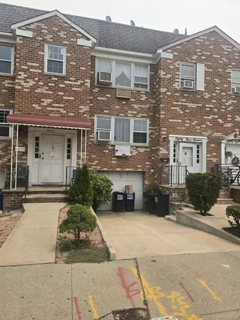 8911 Pontiac St, New York, NY 11427