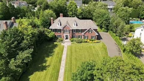 87 4th St, Garden City, NY 11530