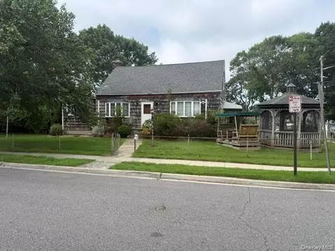 2 Ivy St, Farmingdale, NY 11735