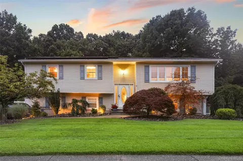 34 Strathmore Dr, Clarkstown, NY 10956