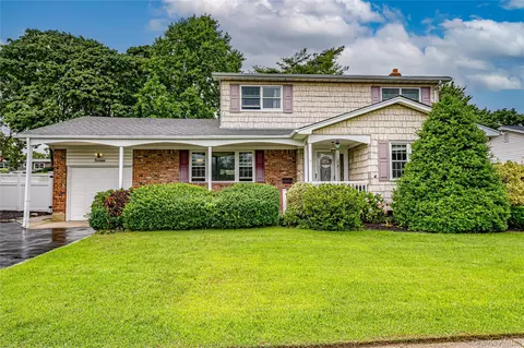 16 Regina Dr, Sayville, NY 11782