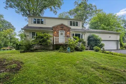 32 Carolina Dr, Clarkstown, NY 10956
