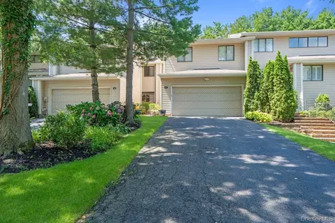48 Chestnut Ln, Woodbury, NY 11797